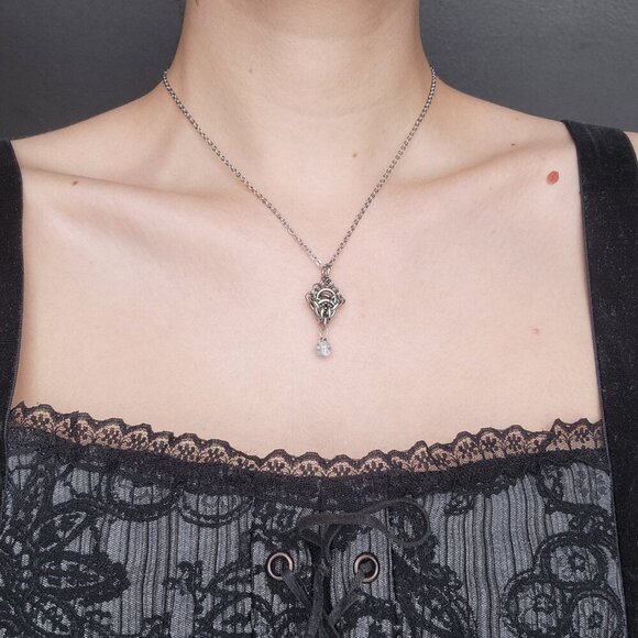 Vintage classic & elegant diamond-shaped silver necklace with a blue pearl - Picture 3 of 10